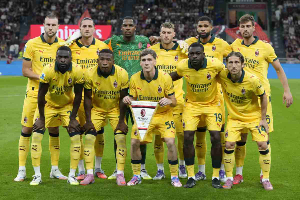 Formazione del Milan schierata sul campo di San Siro per una foto pre-partita