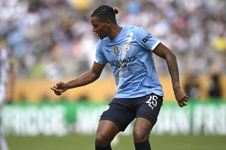 Akanji difensore del Manchester City in azione durante una partita