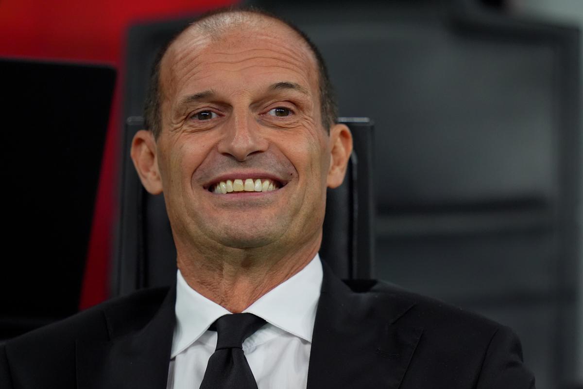 Max Allegri allenatore in panchina durante Milan-Napoli