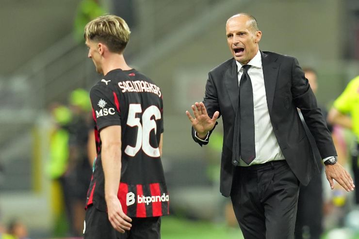 Max Allegri e Alexis Saelemaekers durante una partita del Milan a San Siro