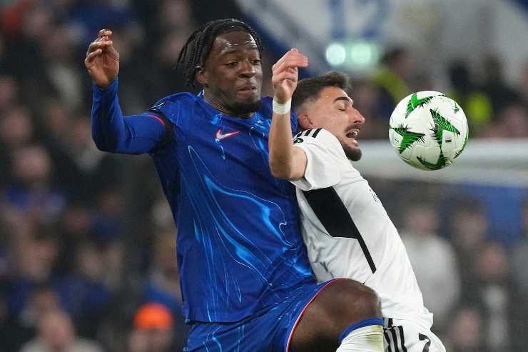 Axel Disasi difensore del Chelsea in azione durante una partita