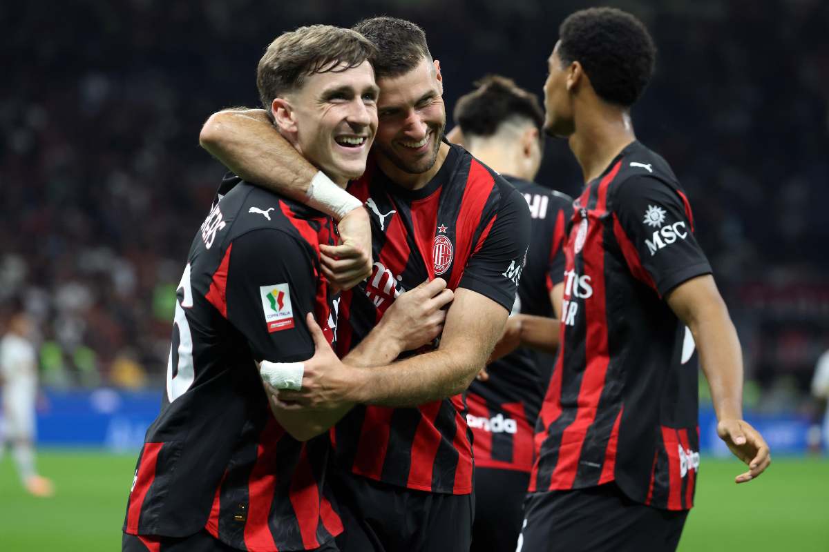 Santi Gimenez e Alexis Saelemaekers esultano dopo un gol del messicano in Milan-Lecce di Coppa Italia a San Siro