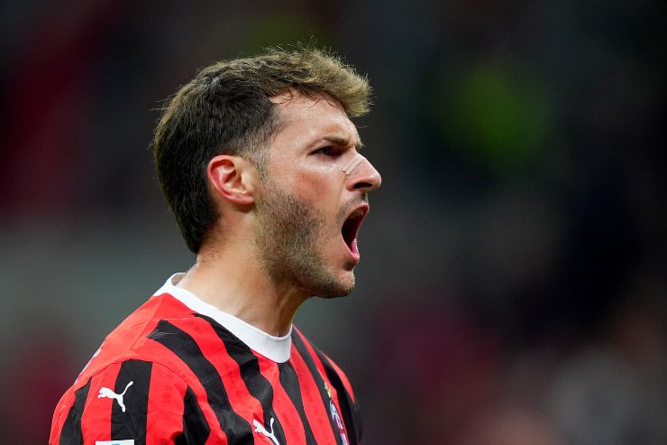 Santiago Gimenez attaccante del Milan durante una partita