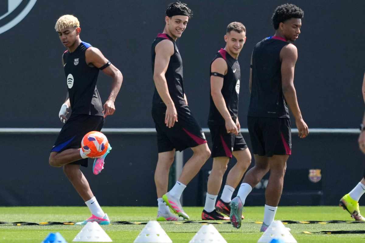 Hector Fort e altri compagni di squadra del Barcellona