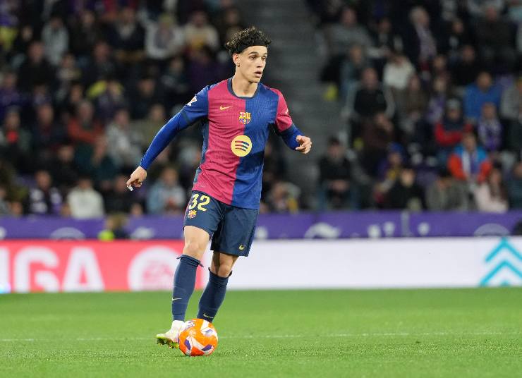 Hector Fort terzino del Barcellona in azione palla al piede in una partita