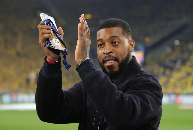 Kimpembe difensore del PSG batte le mani ai tifosi