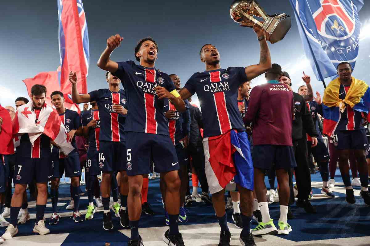 Kimpembe esulta con Marquinhos e il resto della squadra del PSG dopo un trofeo vinto