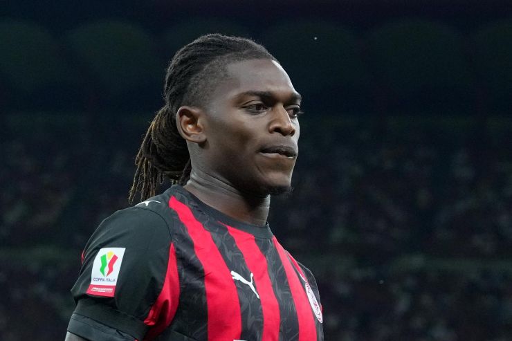 Rafael Leao calciatore del Milan lascia il campo dopo un infortunio