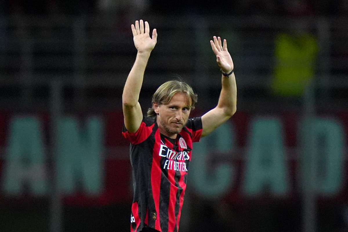 Luka Modric centrocampista del Milan saluta i tifosi a San Siro