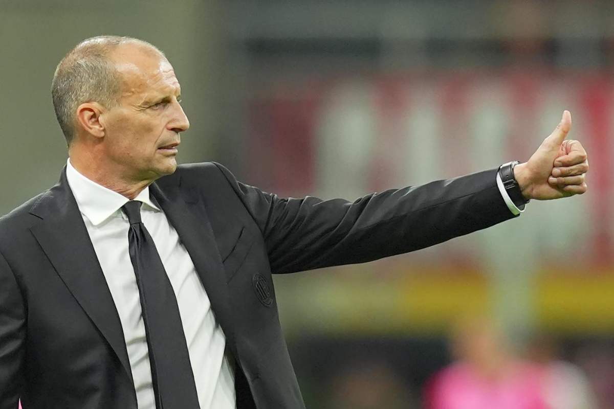 Massimiliano Allegri allenatore del Milan fa OK con il mano sinistra