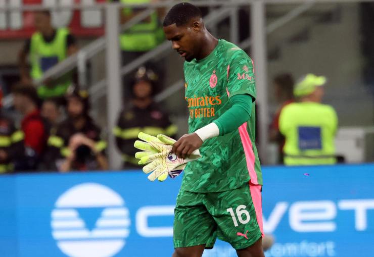 Mike Maignan portiere del Milan lascia il campo di San Siro per infortunio