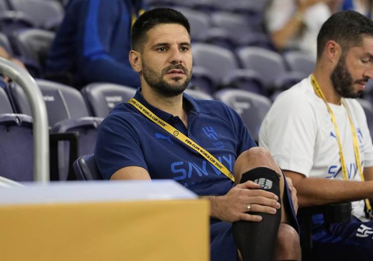 Mitrovic attaccante dell'Al Hilal seduto in panchina