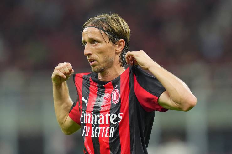 Luka Modric centrocampista del Milan con la maglia rossonera addosso