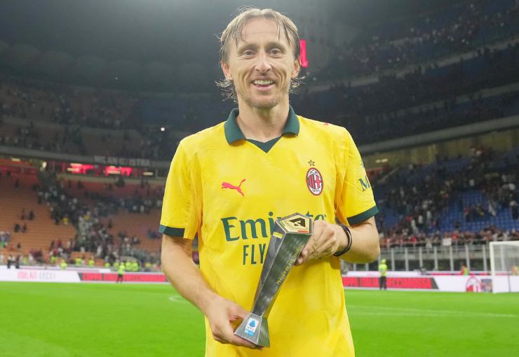 Luka Modric centrocampista del Milan con il premio MVP a San Siro