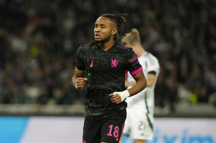 Nkunku calciatore del Milan con la maglia del Chelsea durante una partita