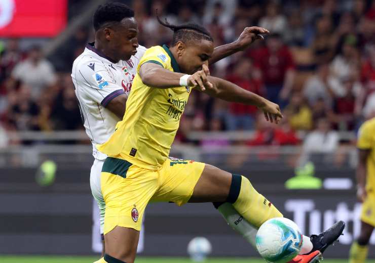 Lucumì fa fallo da rigore su Nkunku in Milan-Bologna