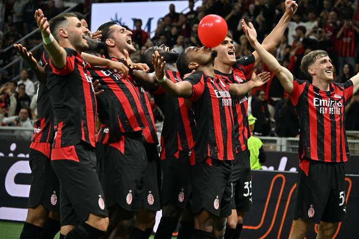 Nkunku esulta coi compagni di squadra dopo il gol in Milan-Lecce