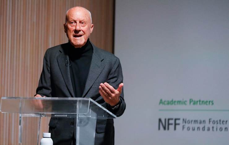 Norman Foster parla a un evento