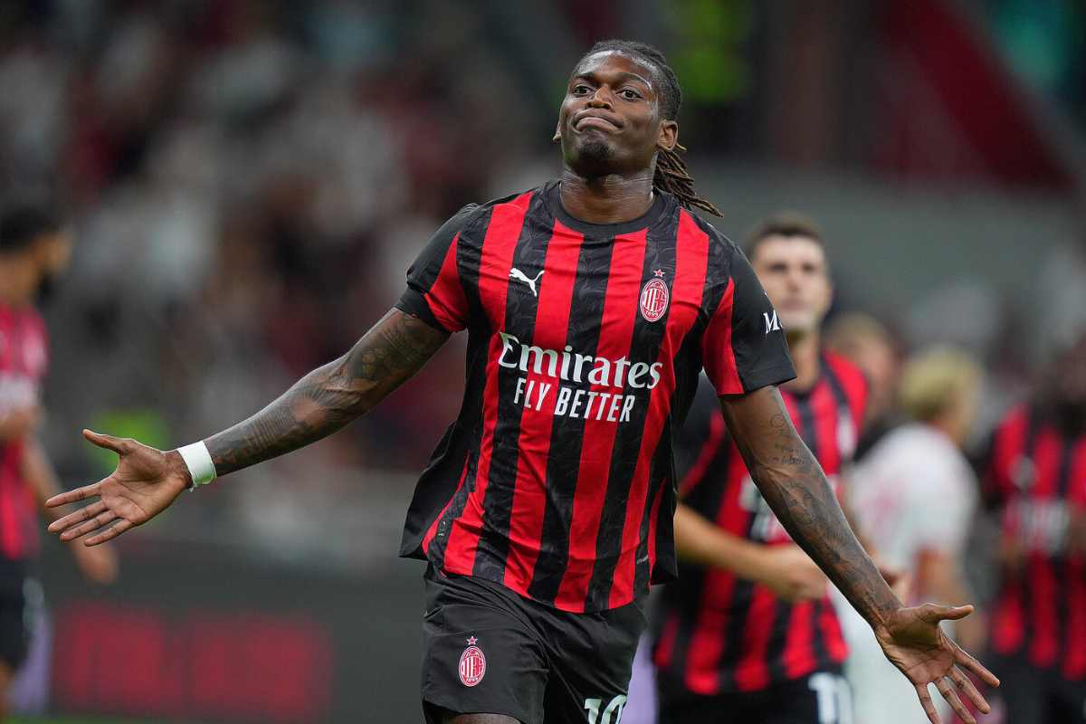 Rafael Leao calciatore del Milan esulta dopo un gol