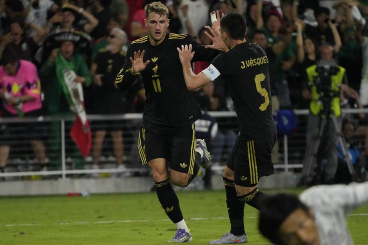 Santiago Gimenez attaccante della nazionale messicana esulta dopo il gol alla Corea del Sud