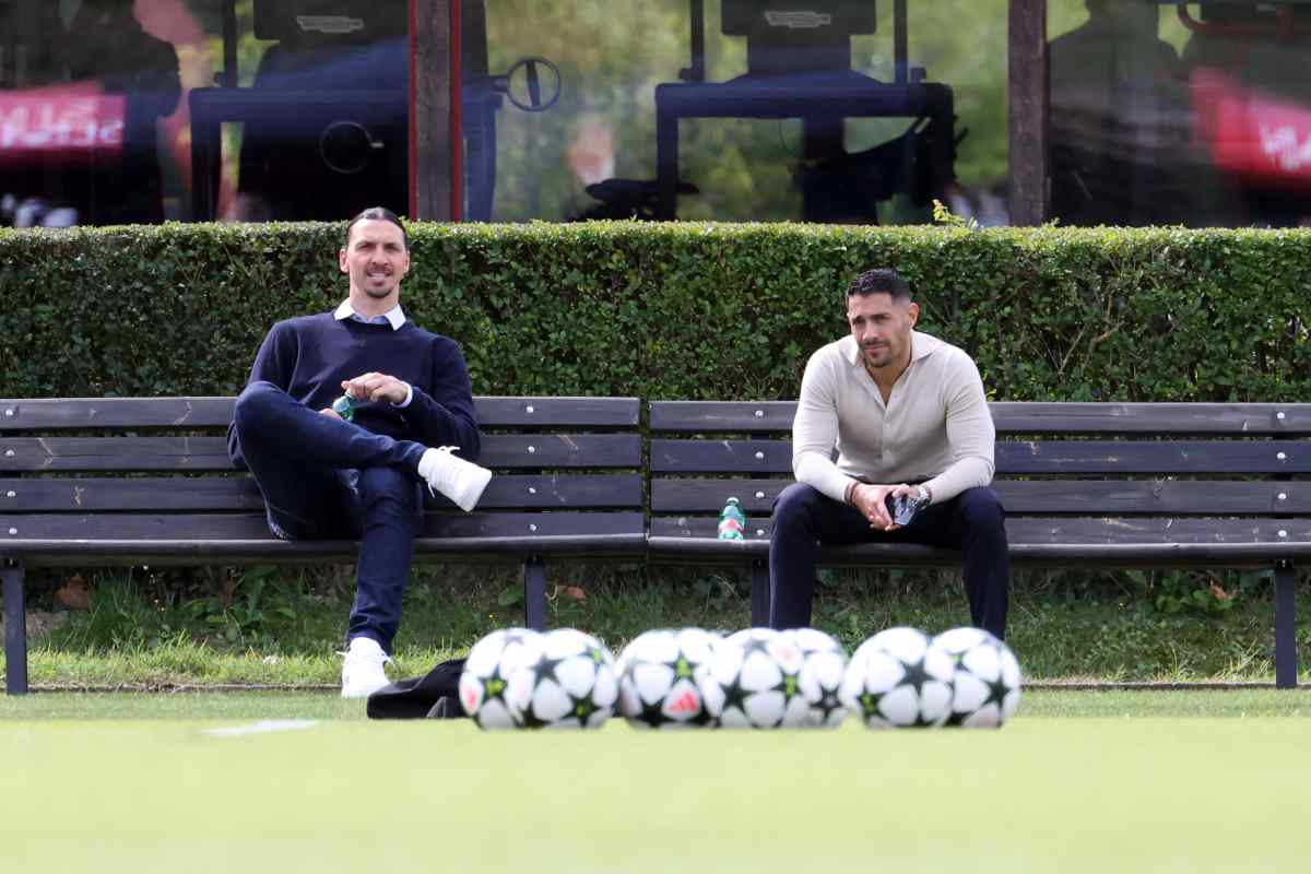 Zlatan Ibrahimovic e Geoffrey Moncada seduti su una panchina a Milanello