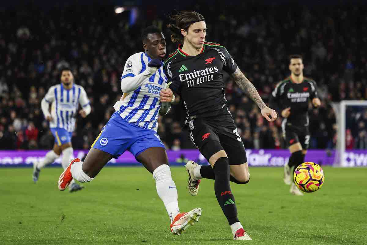 Calafiori duella contro un giocatore del Brighton