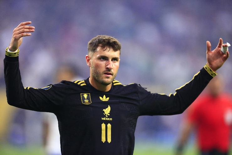 Santiago Gimenez attaccante del Milan con la maglia della nazionale del Messico