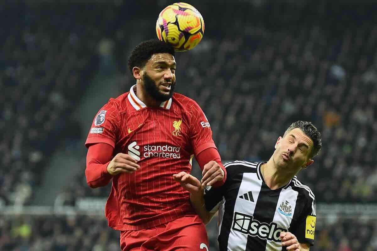 Joe Gomez colpisce di testa