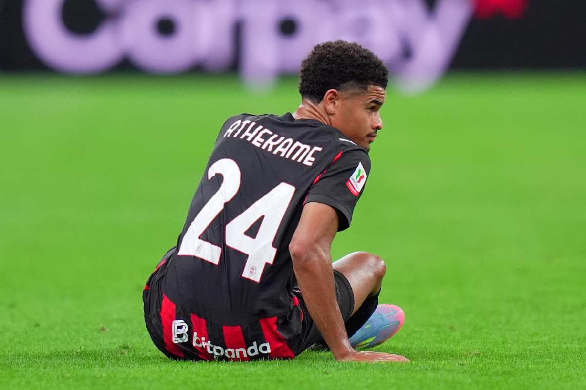 Zachary Athekame calciatore del Milan seduto sul terreno di gioco di San Siro