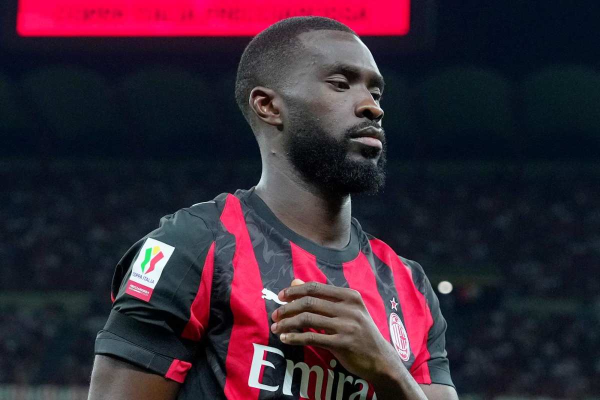 Fikayo Tomori difensore del Milan con la faccia seria mentre esce del campo durante una partita