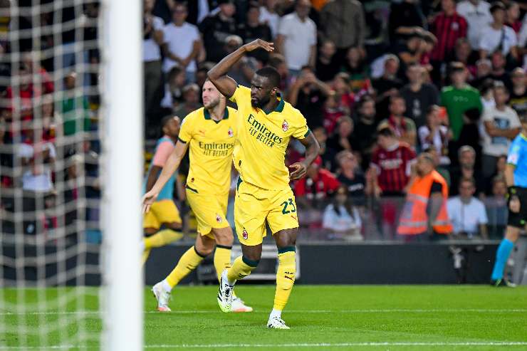 Fikayo Tomori difensore del Milan durante una partita