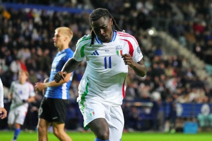 Moise Kean attaccante della Fiorentina con la maglia della Nazionale esulta dopo un gol