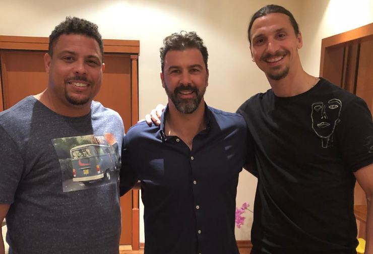 Jovan Kirovski, Zlatan Ibrahimovic e Luis Nazario da Lima Ronaldo posano per una foto