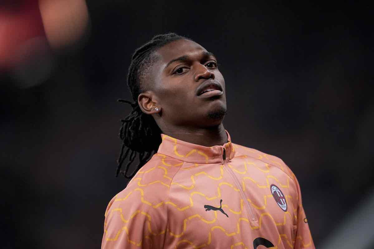 Rafa Leao serio durante il riscaldamento