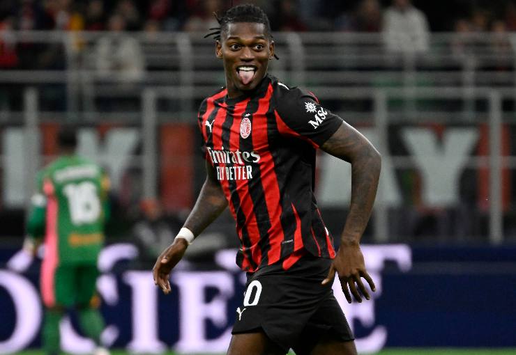 Rafael Leao calciatore del Milan sorride mentre esulta per un gol segnato a San Siro