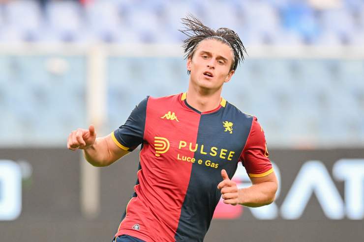 Lorenzo Colombo attaccante del Genoa in prestito dal Milan in azione durante una partita