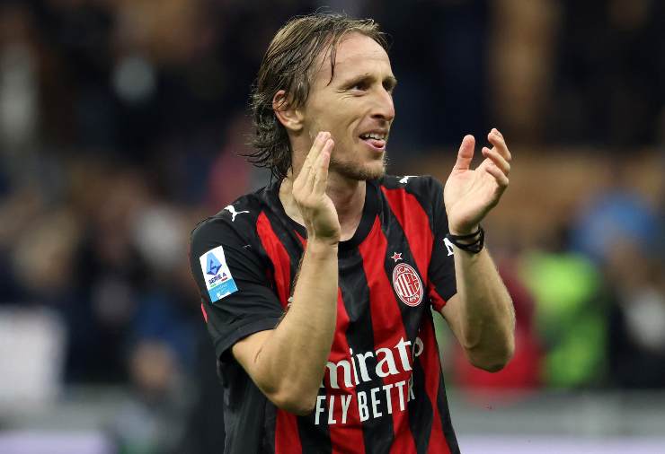 Luka Modric calciatore del Milan batte le mani