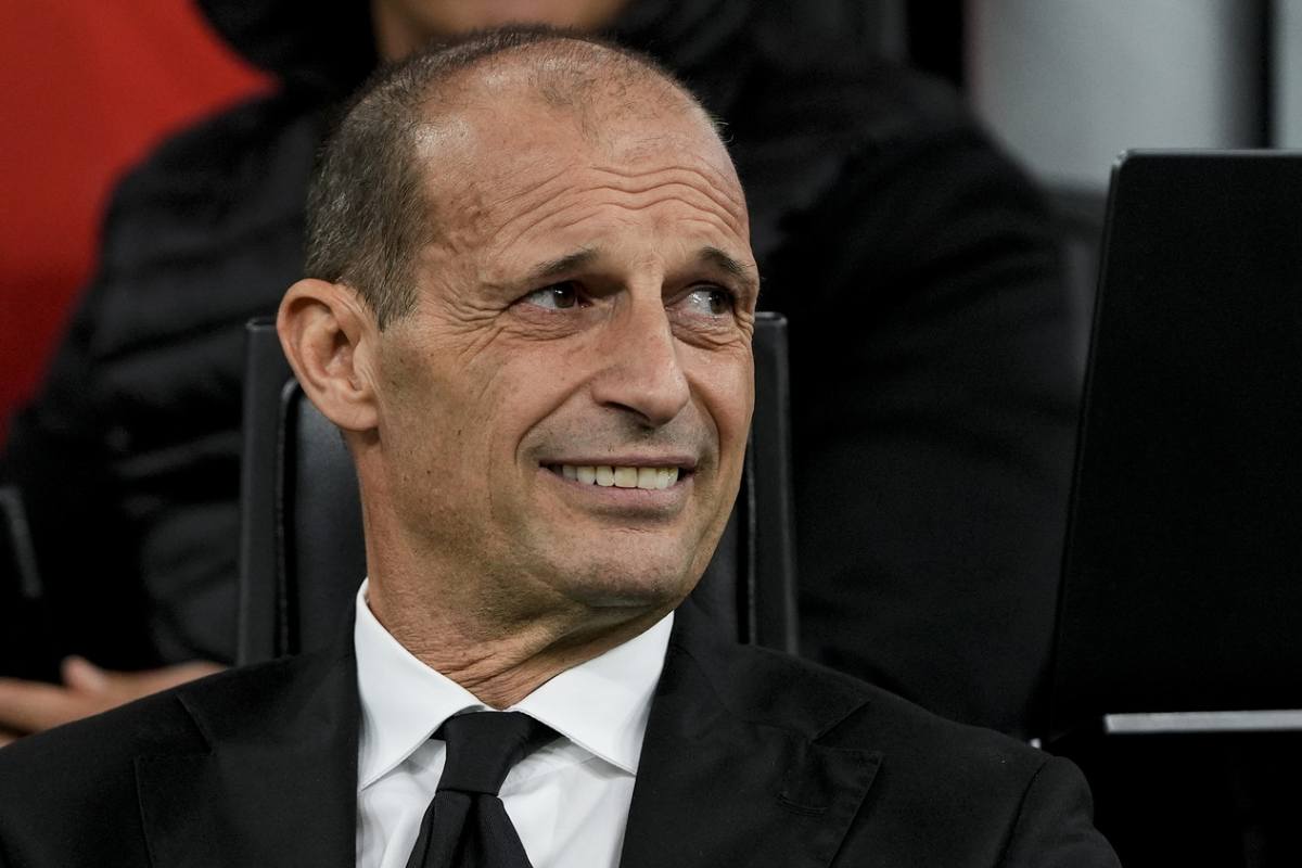 Massimiliano Allegri allenatore del Milan sorride mentre è seduto in panchina a San Siro