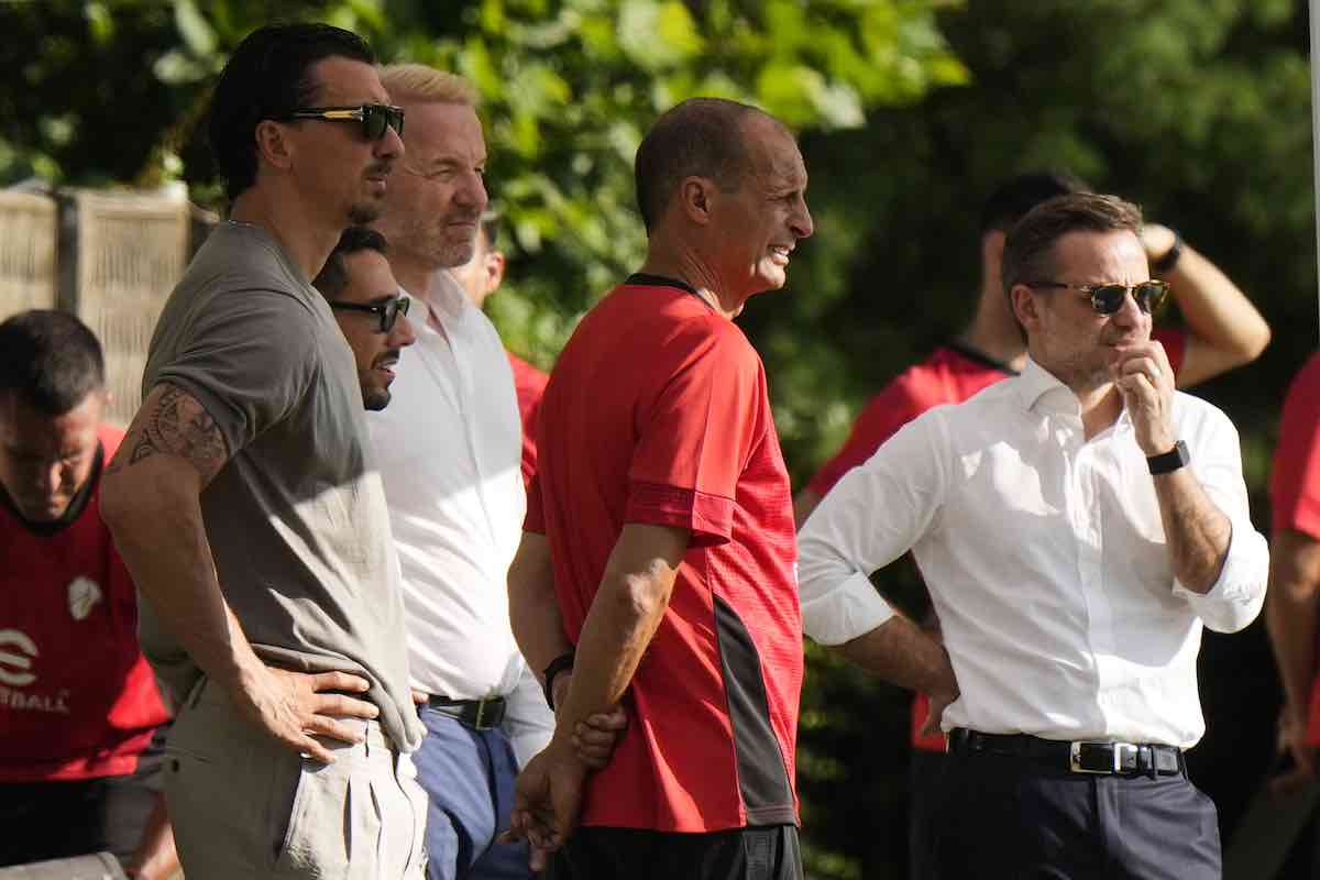 Allegri con i dirigenti a Milanello 
