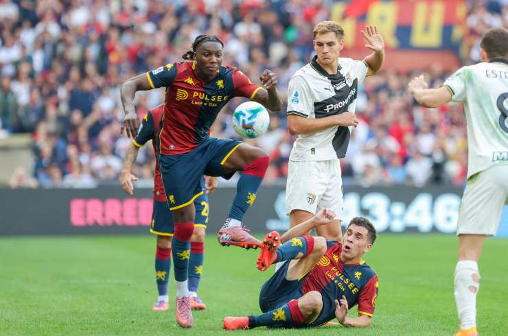 Norton-Cuffy esterno del Genoa in azione durante una partita
