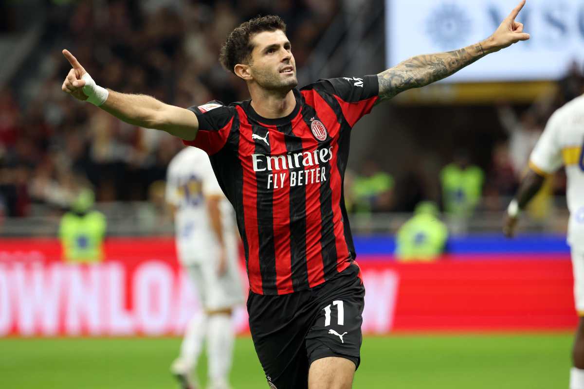 Christian Pulisic calciatore del Milan esulta dopo un gol con la maglia rossonera