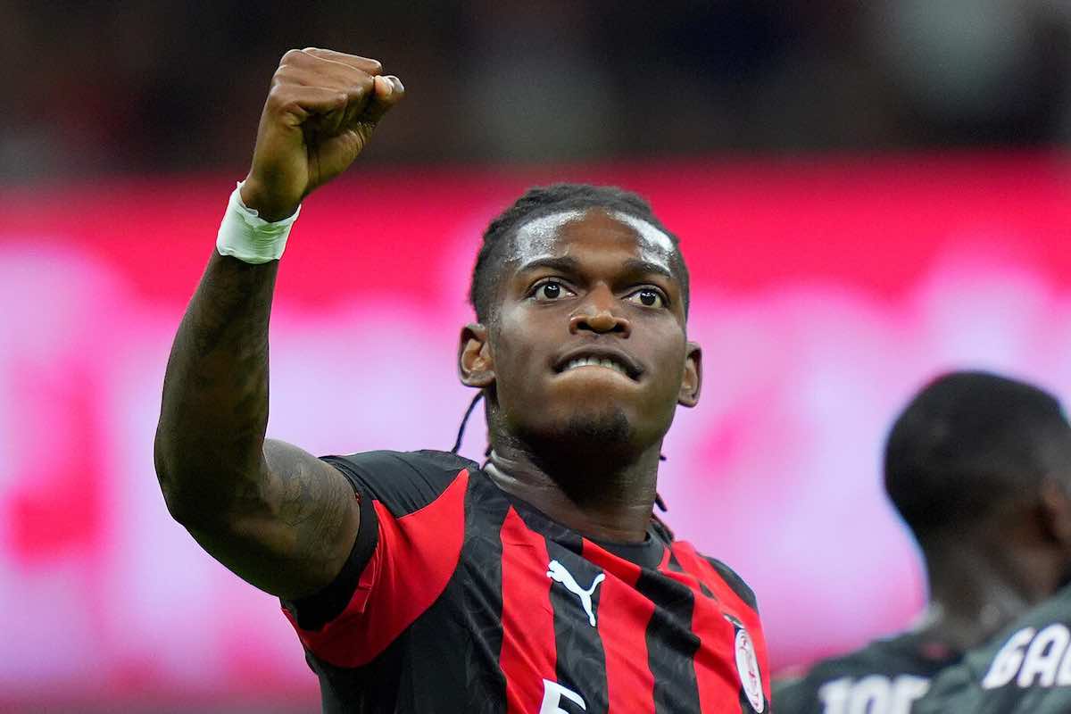 Leao esulta con la maglia del Milan