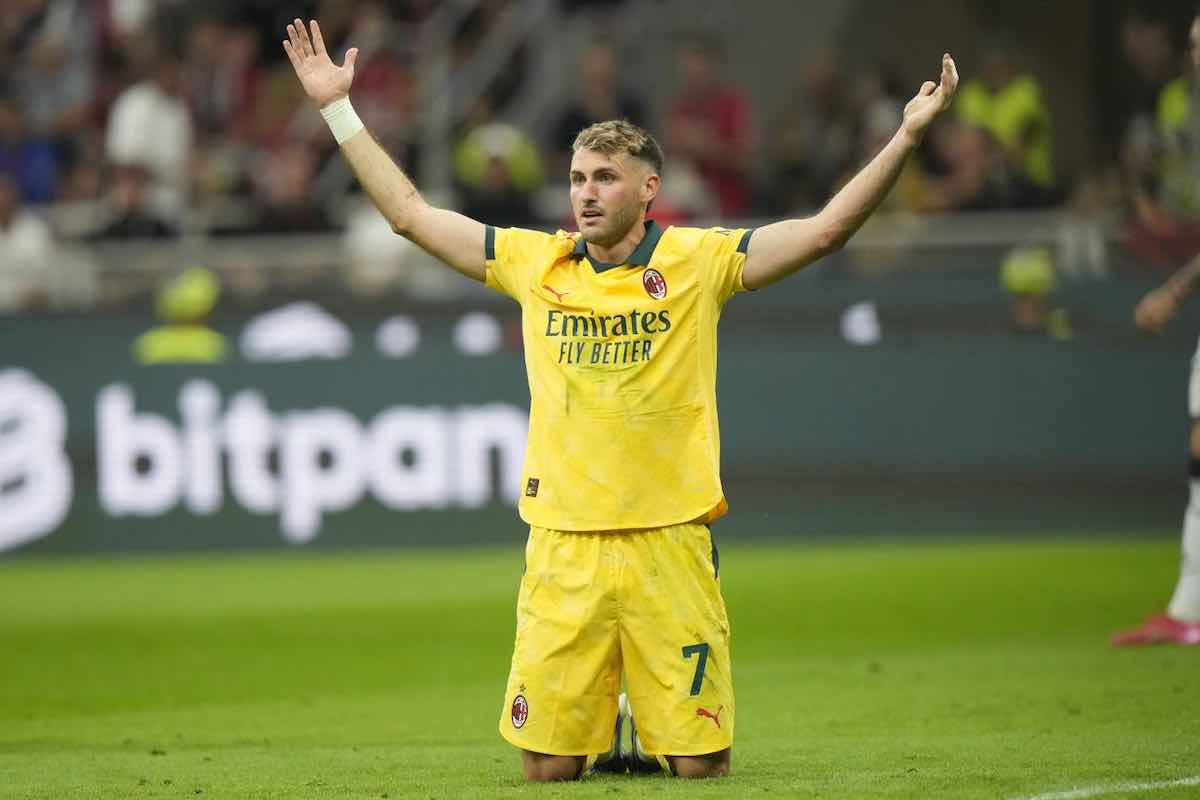 Santiago Gimenez con le braccia aperte