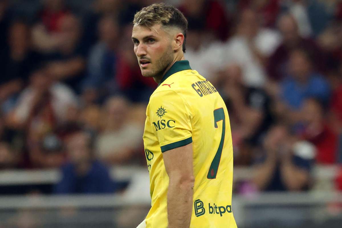 Santiago Gimenez attaccante del Milan con la maglia gialla durante una partita