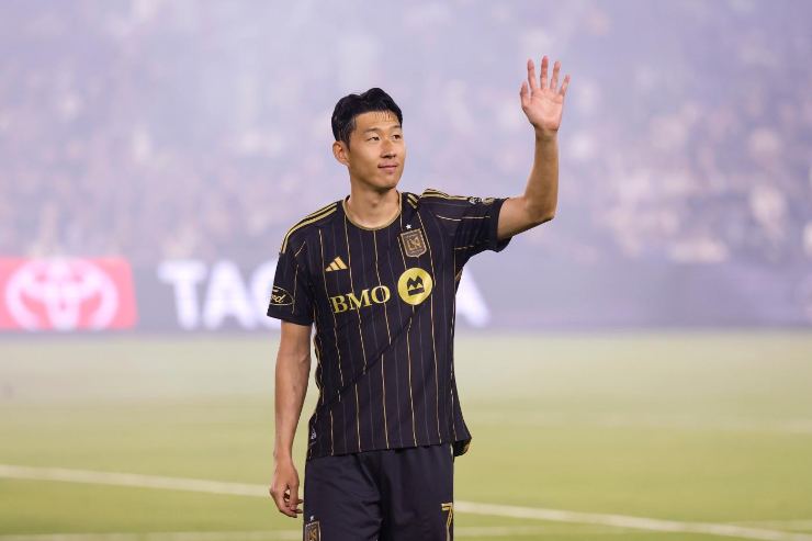 Son Heung Min calciatore del Los Angeles FC saluta i tifosi durante una partita
