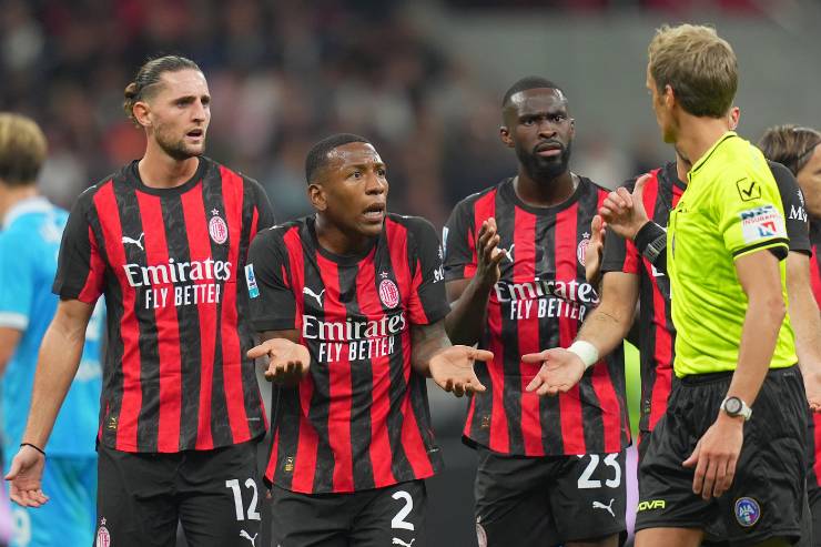 Fikayo Tomori, Pervis Estupinan e Adrien Rabiot calciatori del Milan con la maglia rossonera