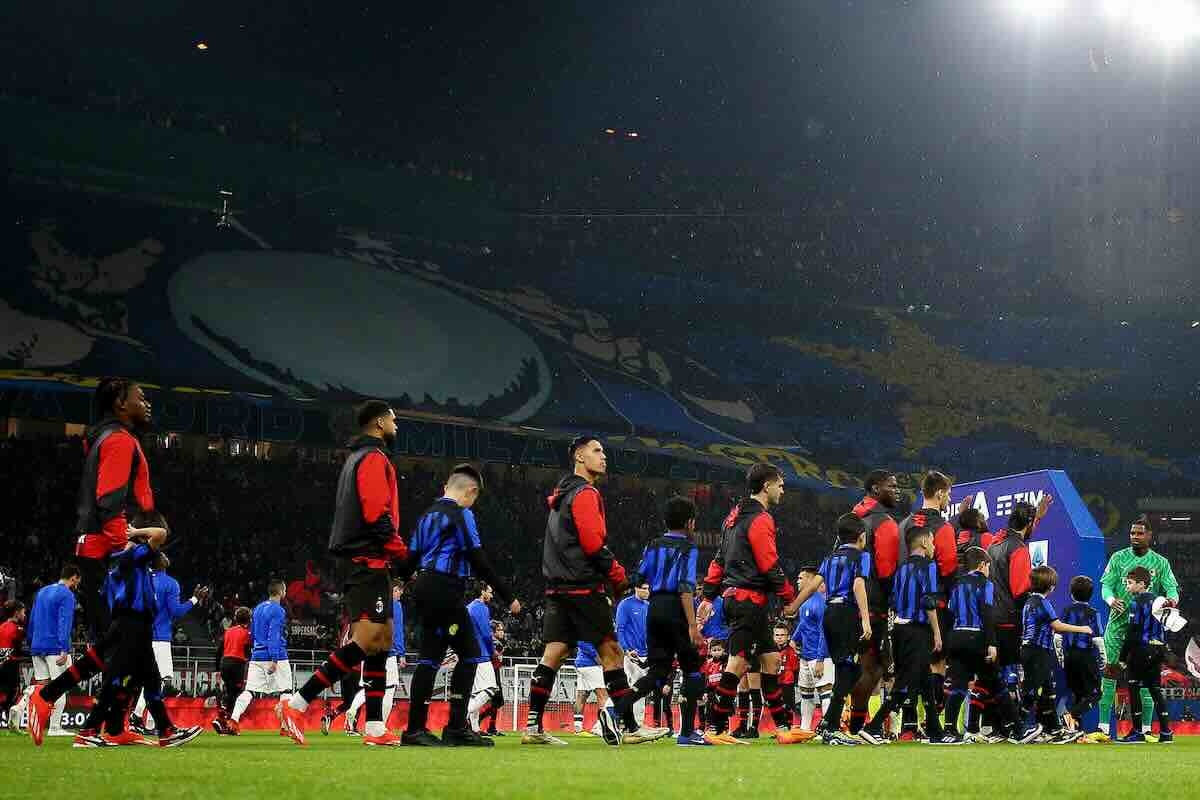 I giocatori di Milan e Inter entrano in campo