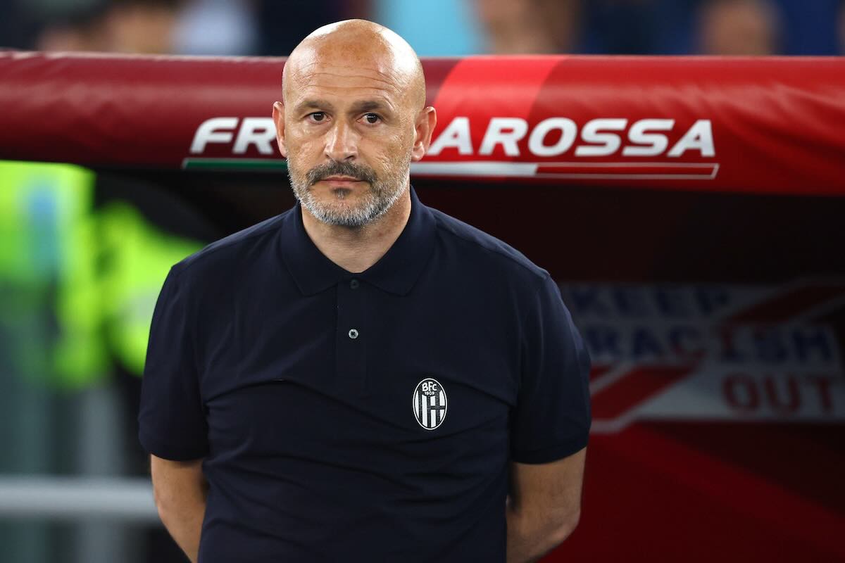 Vincenzo Italiano in panchina con le braccia dietro al corpo