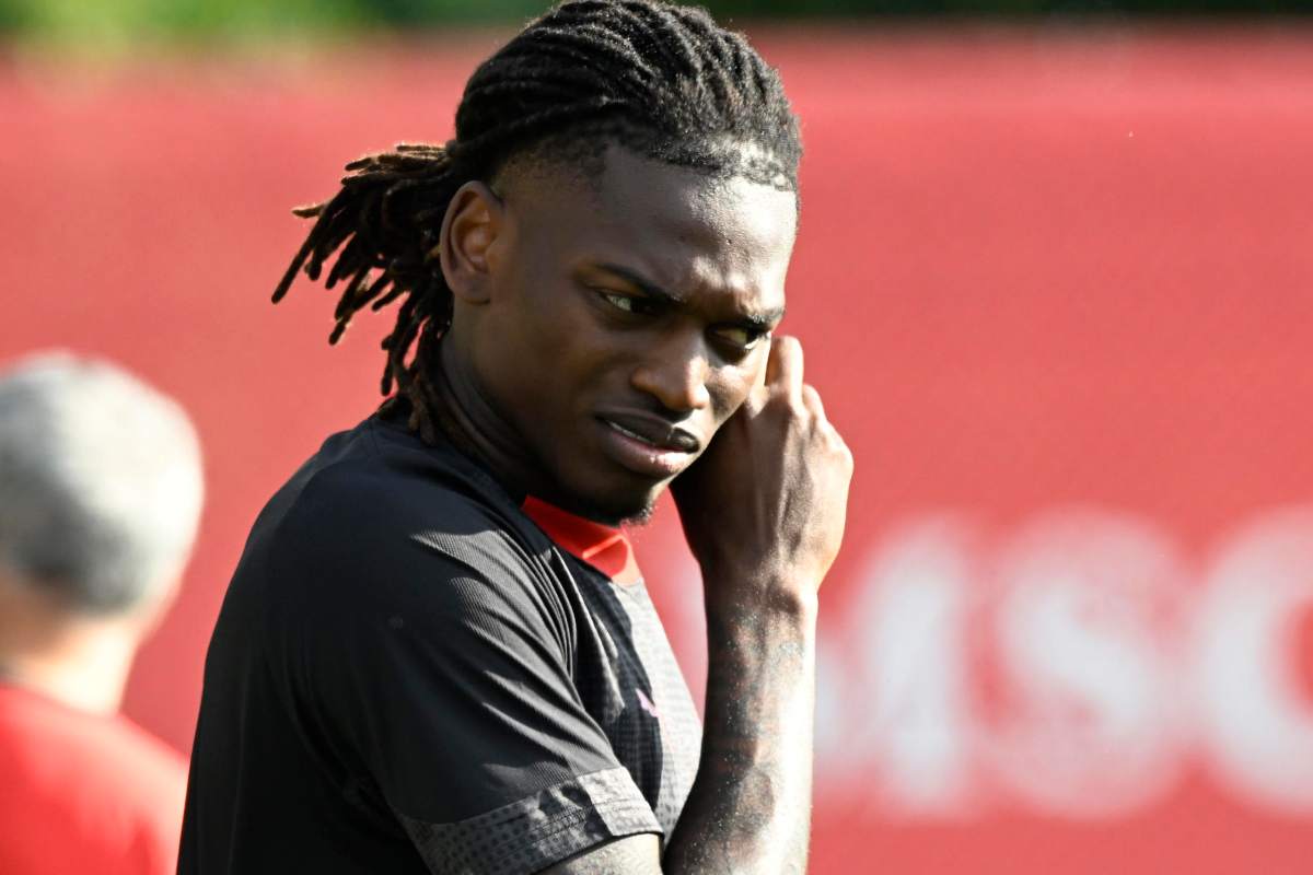 Leao si tocca l'orecchio