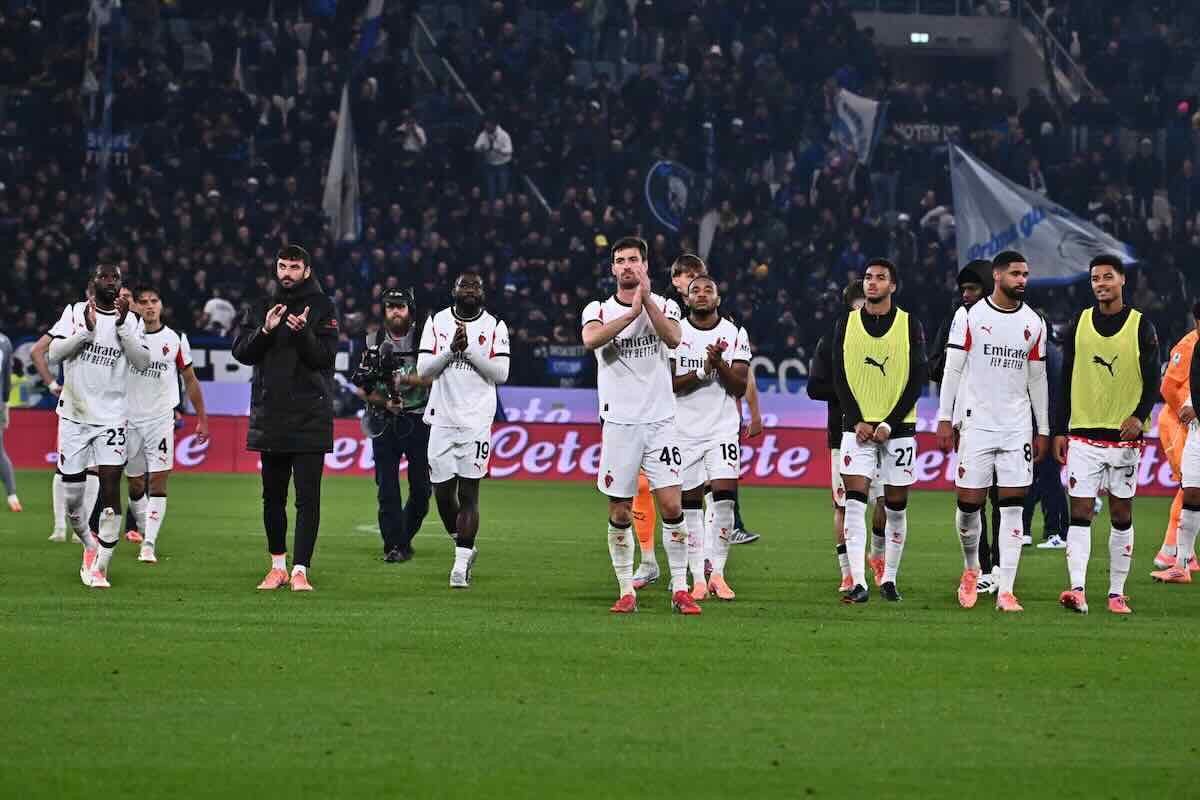I giocatori del Milan applaudono i tifosi